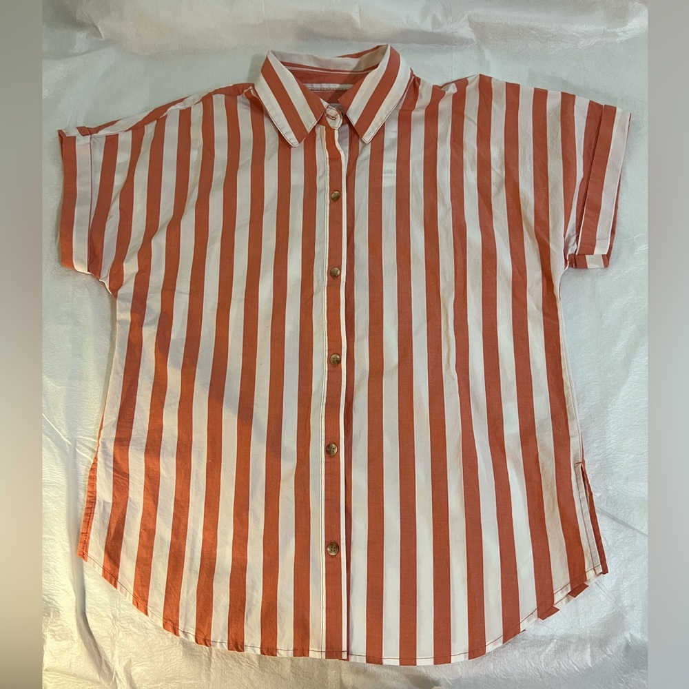 Kensie bottons dows striped orange white short sleeves top